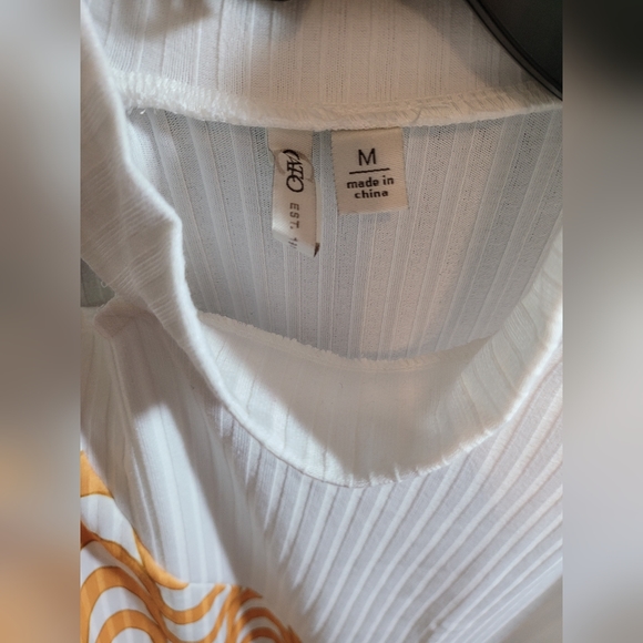 NWOT  Ladies open shoulder top - Picture 2 of 3